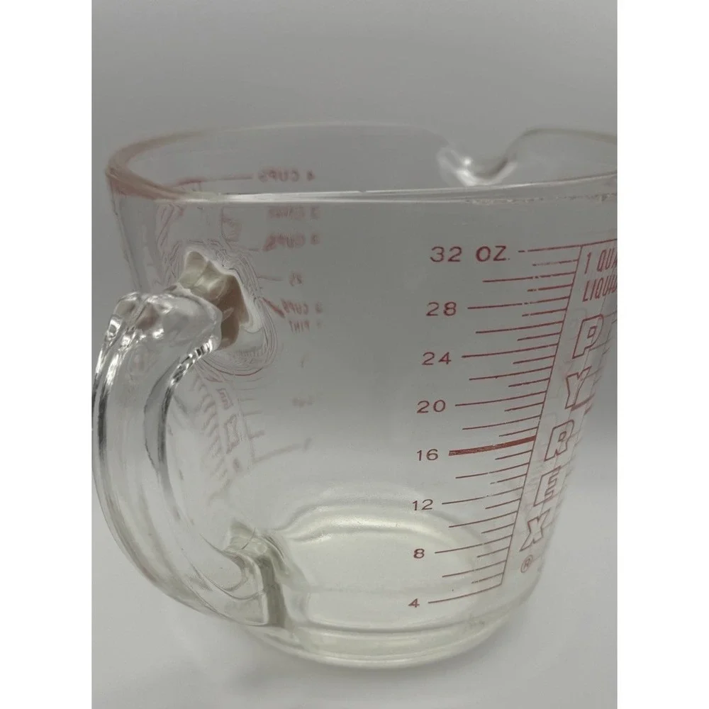 Vintage PYREX #532 1 Quart Measuring Cup Red Lettering Photographic Use D Handle
